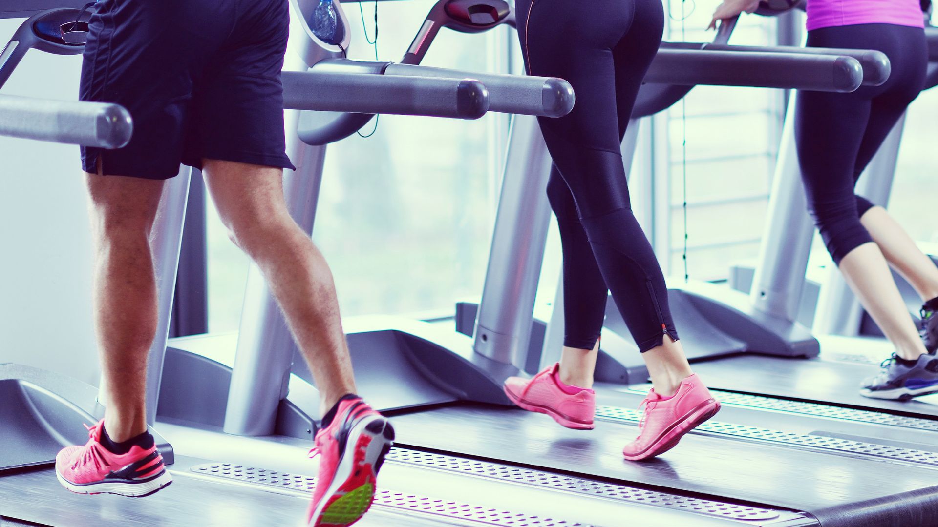 3 mensen naast elkaar aan 't sporten op een loopband